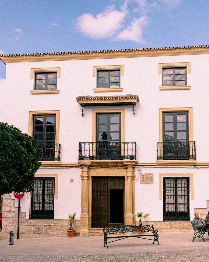 Esta casa histórica en Ronda lleva una placa conmemorativa de Federico Serratosa, un detalle que añade profundidad a su encanto.