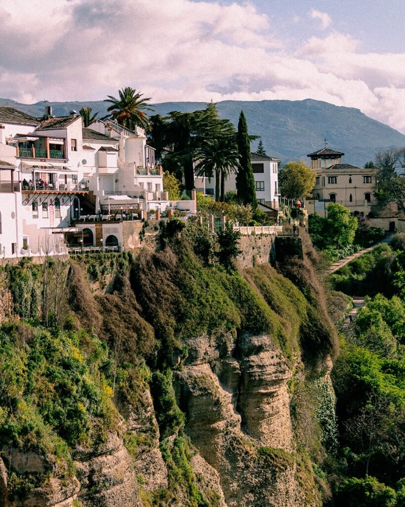 Encantadoras casas se alinean frente al famoso Mirador de Ronda, ofreciendo un encanto auténtico en cada esquina.