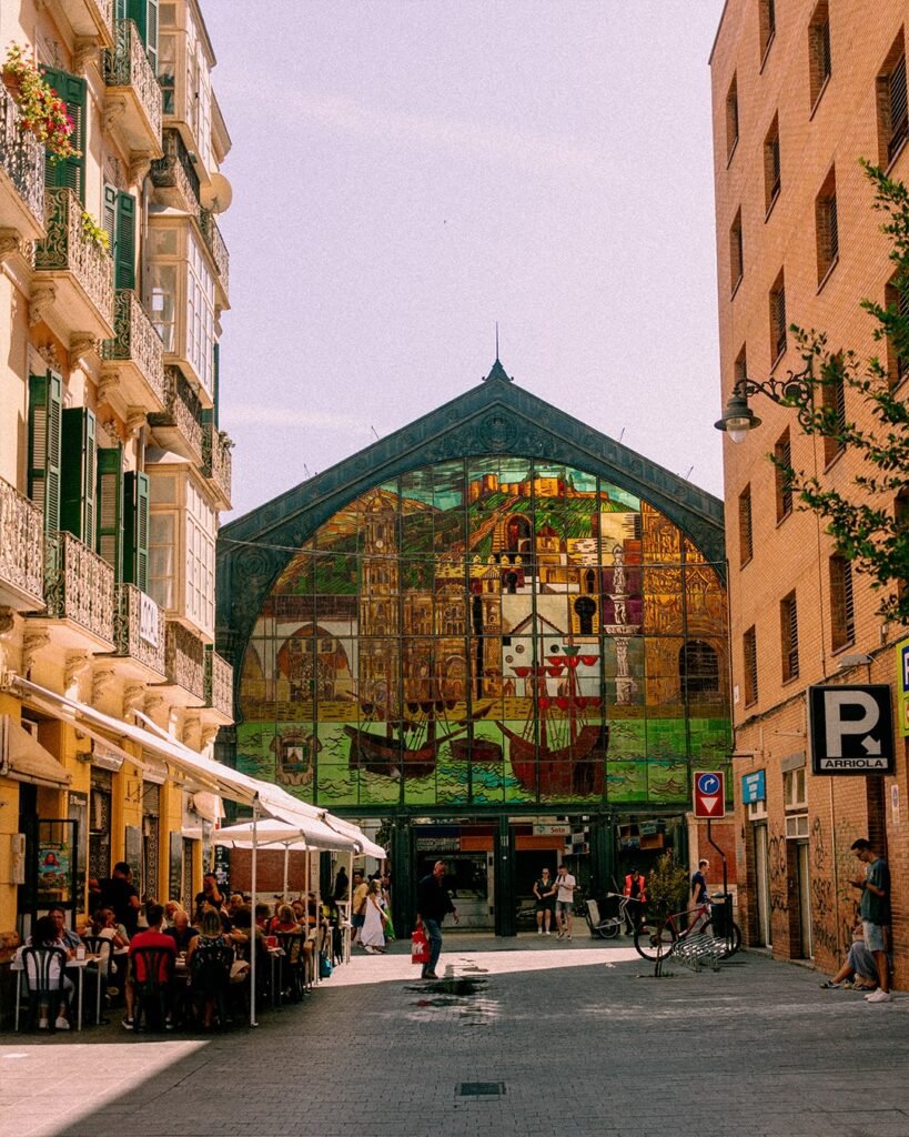 Exterior del Mercado Central de Atarazanas de Málaga con una variedad de productos frescos - Guía Turística de Málaga