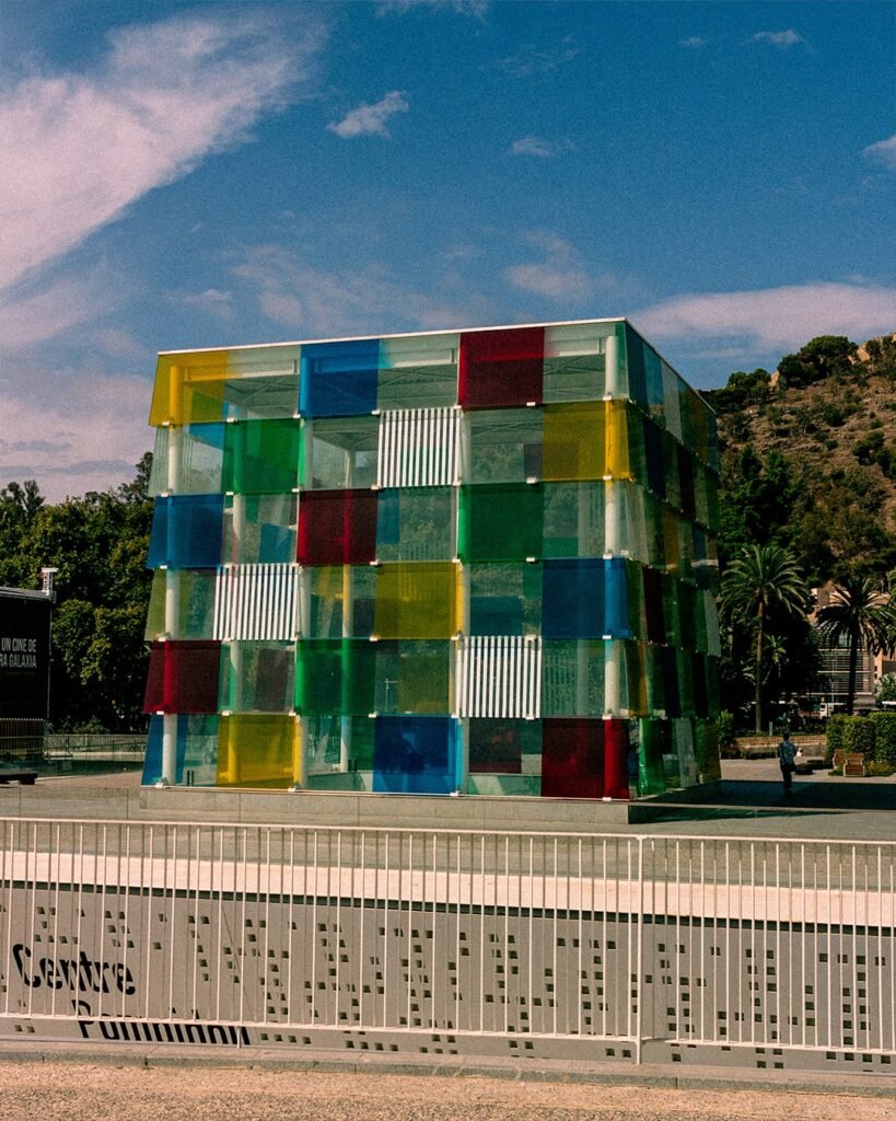 Exterior del Centro Pompidou en Málaga, un museo de arte moderno - Guía Turística de Málaga