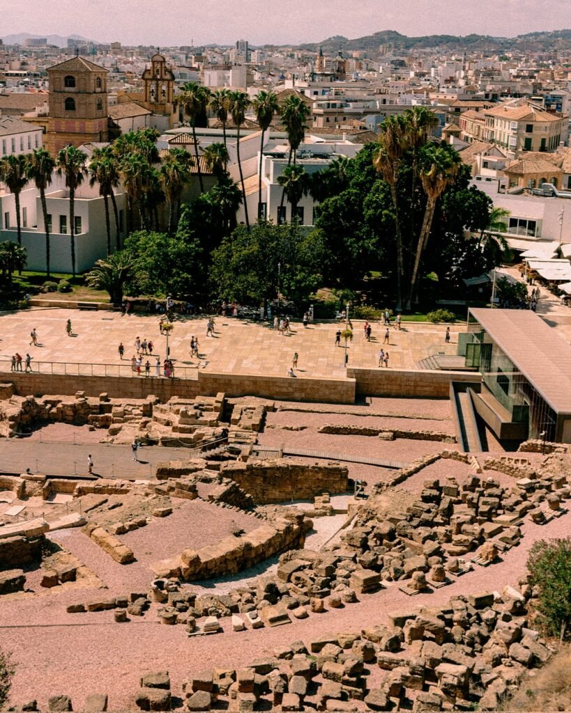 Ruinas del Teatro Romano antiguo en Málaga con vista de la ciudad - Guía Turística de Málaga