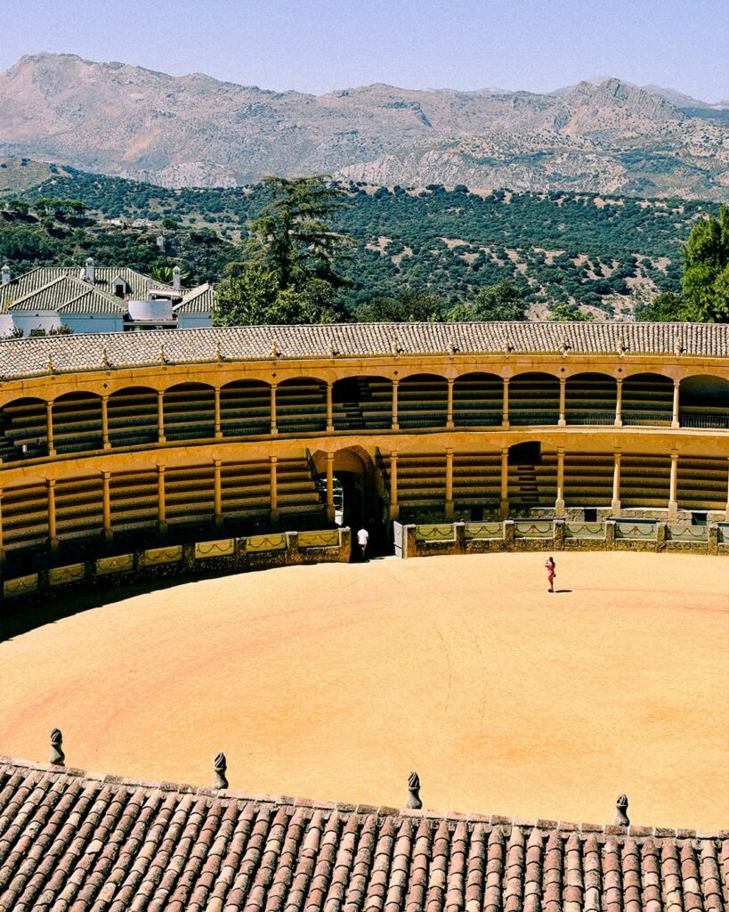 La icónica Plaza de Toros de Ronda, una de las más antiguas de España, espera tu visita en esta joya andaluza.