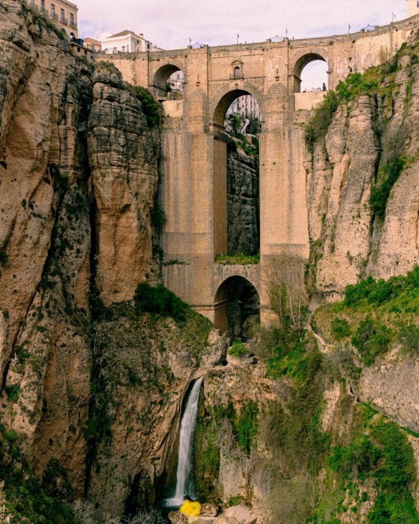 El icónico Puente Nuevo de Ronda, una obra maestra de la arquitectura, te dejará sin aliento con sus vistas al cañón de El Tajo.